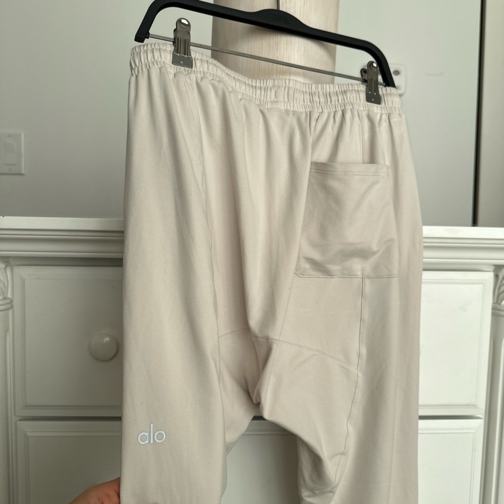 ALO Yoga Drop Crotch Joggers
Women’s Size: S - Picture 10 of 14